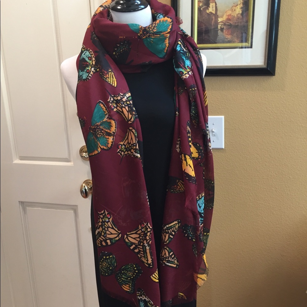 Large gorgeous butterfly motif scarf😎🧣